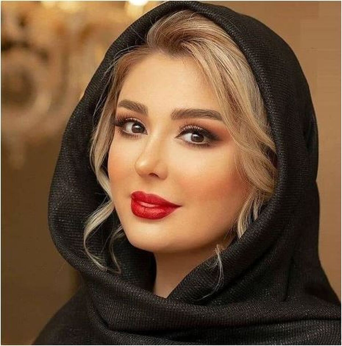 نیوشا ضیغمی بدون آرایش و با حجاب در یک خانه قدیمی+عکس