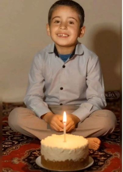 تصویری از کیک تولد کیوت با تم نوستالژی محسن چاوشی در کودکی