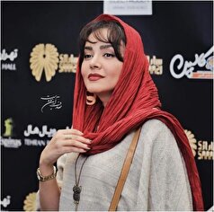 لباس ندا قاسمی هم زنگ و هم طرح با تابلو/قهر کرده اون گوشه! می‌تونه راحت خودشو با تابلو استتار کنه+عکس