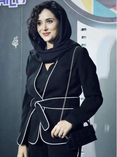 کت و شلوار الگانت پریناز ایزدیار با نوار دوزی سفید!