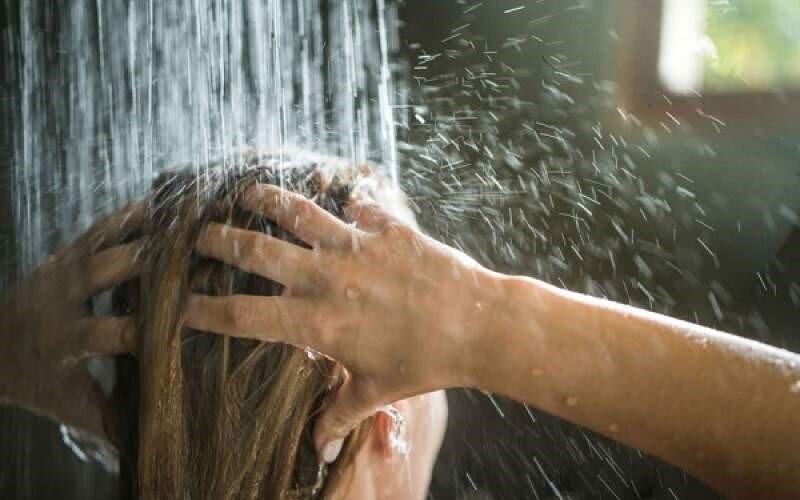 تعداد دفعات مناسب شست‌وشوی مو در هفته/علم پاسخ می‌دهد!