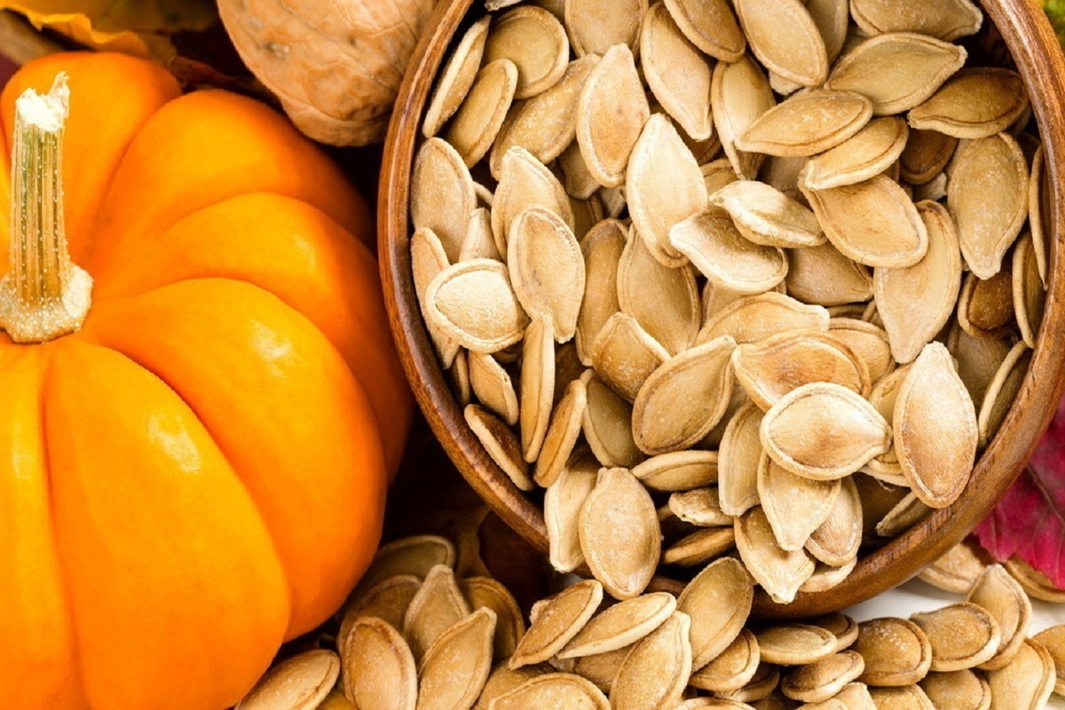 پزشک درباره اثرات ضد سرطانی تخمه کدو صحبت می‌کند