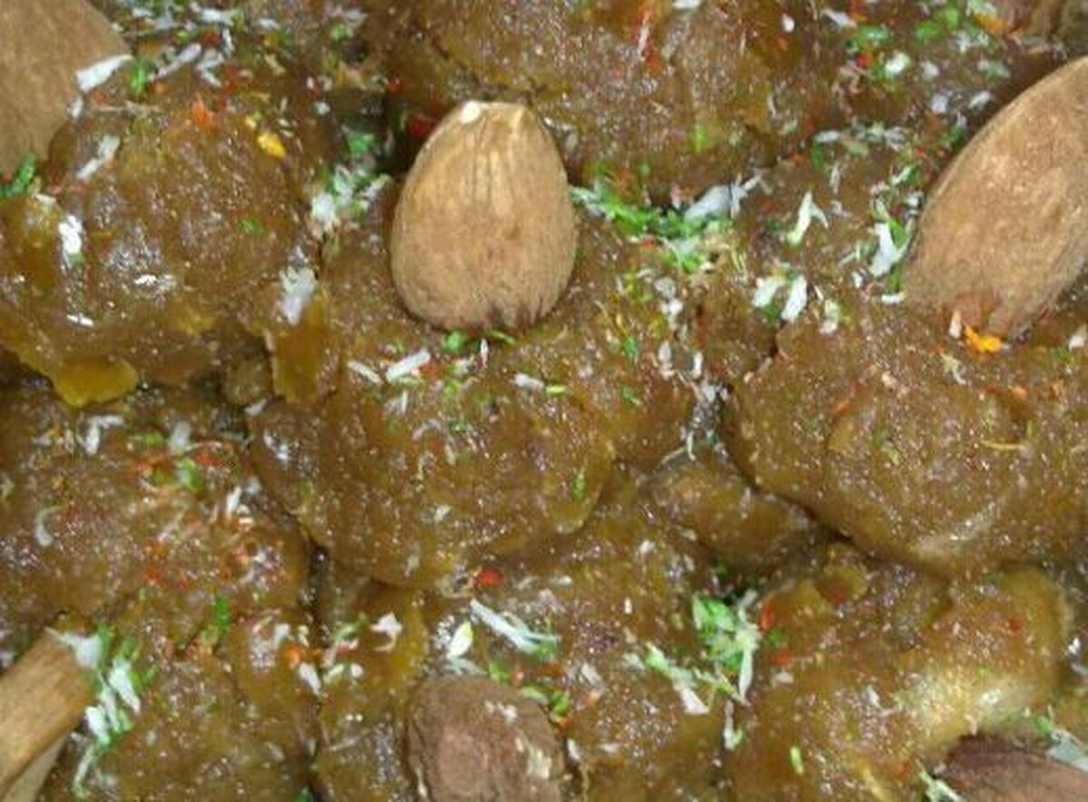 رسپی گام به گام پخت شیرینی معروف خرما بریز