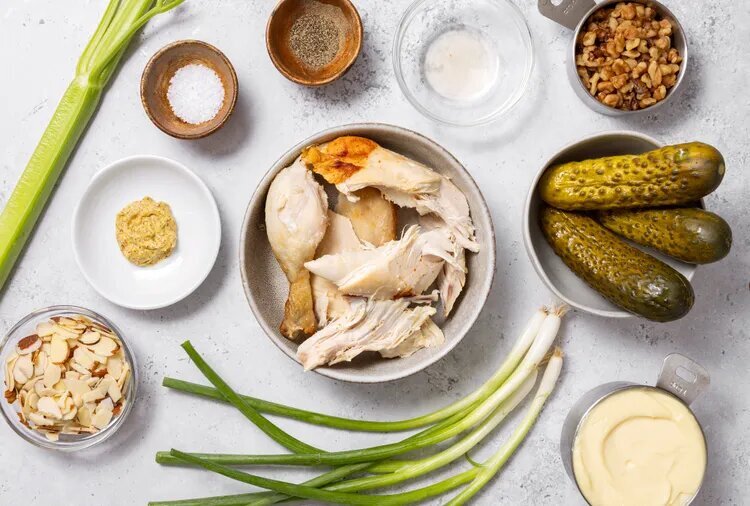 سالاد مرغ؛ سرشار از پروتئین و مغز‌ها + روش تهیه