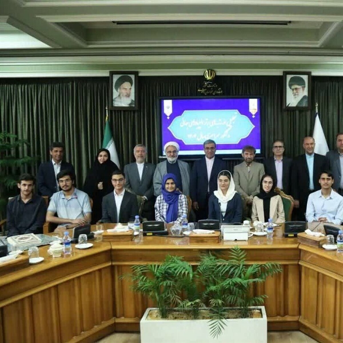 تجلیل از رتبه‌های برتر کنکور و مدال‌آوران المپیاد‌های جهانی در مشهد