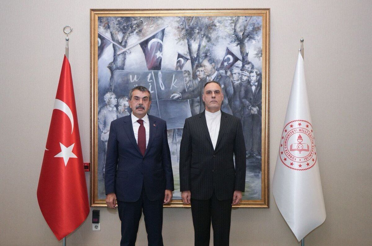 دیدار وگفتگوی سفیر جمهوری اسلامی ایران با وزیر آموزش ملی جمهوری ترکیه