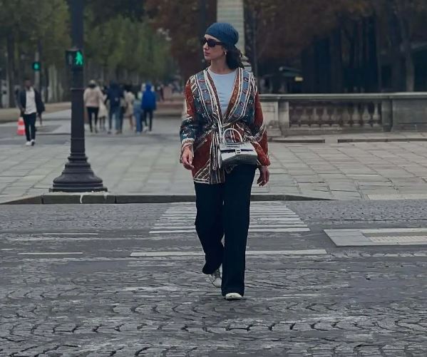 استایل توریستی و پر رنگ و لعاب دنیز دانش در یک سفر خارجی! +عکس