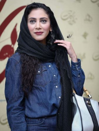 استایل جین و تینیجر پسند مونا فرجاد در مراسم اکران یک فیلم+عکس