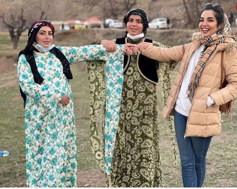 ژست عجیب و کودکانه «روناک، عطا و روژان» سریال نون خ در دل طبیعت!