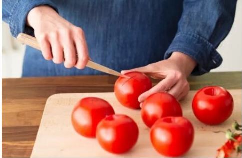 ترفند خانه داری برای جدا کردن پوست گوجه فرنگی با روش سریعتر و ساده‌تر