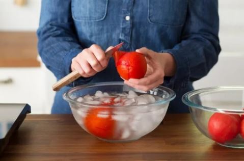 ترفند خانه داری برای جدا کردن پوست گوجه فرنگی با روش سریعتر و ساده‌تر