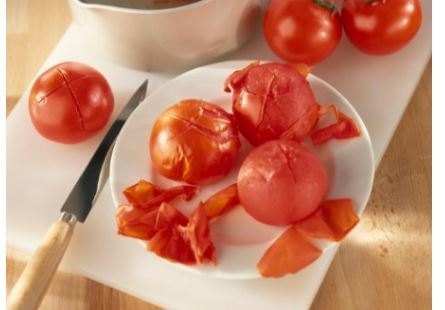 ترفند خانه داری برای جدا کردن پوست گوجه فرنگی با روش سریعتر و ساده‌تر