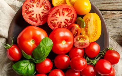 ترفند خانه داری برای جدا کردن پوست گوجه فرنگی با روش سریعتر و ساده‌تر