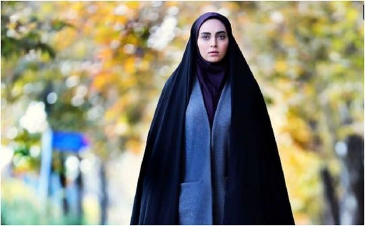 پرتره نامناسب وایرال شده از مهشید جوادی در یک کافه مشغول سیگار کشیدن!