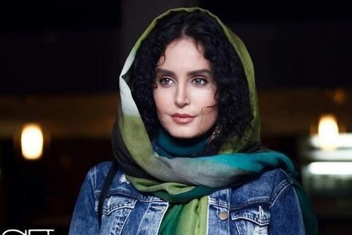 عکس هنری الناز شاکردوست روی صخره و خیره به غروب آفتاب