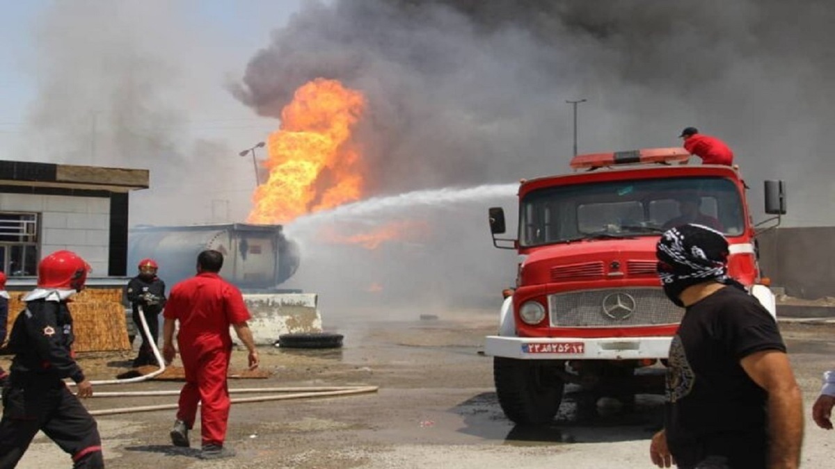 حریق در مخزن بخش خصوصی بندرامام خمینی (ره) تحت کنترل است