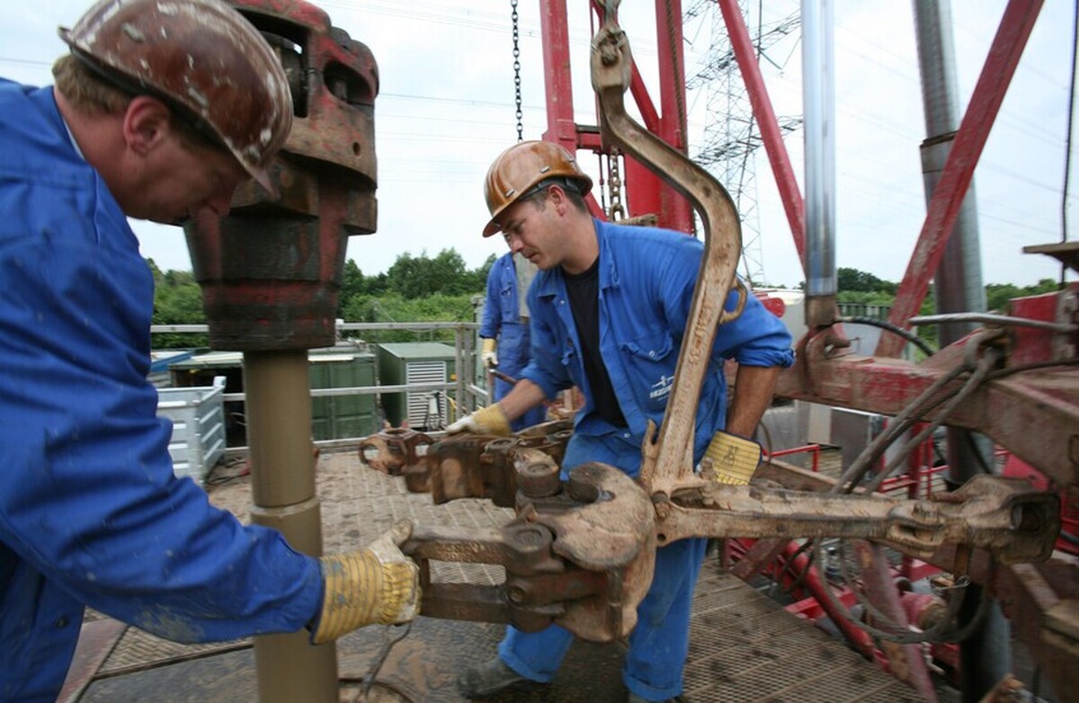 فایننشال تایمز: غول‌های نفتی به دلیل پیش‌بینی کاهش طولانی‌مدت قیمت نفت، سرمایه‌گذاری‌های خود را کاهش دادند