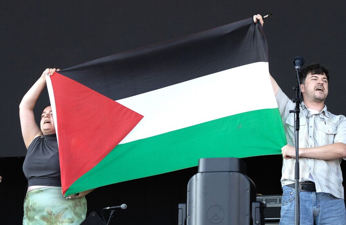 تحریم جشنواره موسیقی در بریتانیا پس از آنکه از برافراشتن پرچم فلسطین توسط یک گروه موسیقی جلوگیری شد
