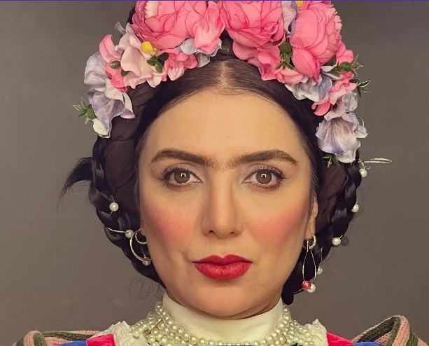 گریم سنگین رویا میرعلمی با تاج گل و ابرو‌های پیوسته! +عکس