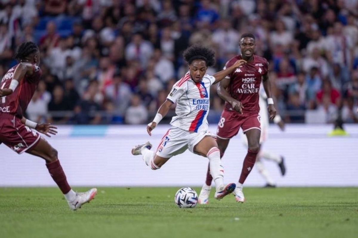 لیون در هفته دوم لیگ ۱ فرانسه، متز را در هم کوبید و با عبور از پاری سن ژرمن، در جدول رده بندی لیگ فرانسه، از این تیم پیشی گرفت