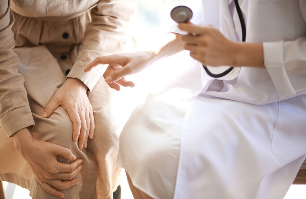 آیا زانوهایتان صدا‌های عجیب و غریبی می‌دهند؟ چه زمانی این یک علامت هشدار دهنده است و چه زمانی طبیعی است؟