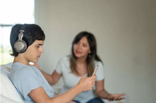 چه رفتاری نشان دهنده بی احترامی آشکار کودکان به والدین است؟