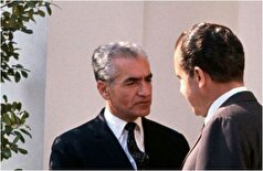 تصویر شکار شده از محمدرضا پهلوی در حال کمک به ملکه الیزابت در سال ۱۳۳۸