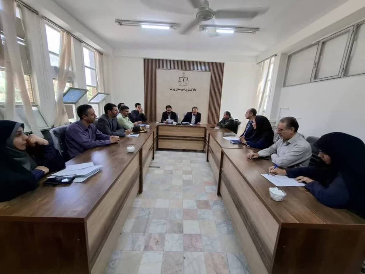 پایانی بر قانون‌گریزی بنگاه‌داران خیابان فلسطین زرند/ رئیس دادگستری: بدون مجوز محل کسب‌تان پلمب می‌شود