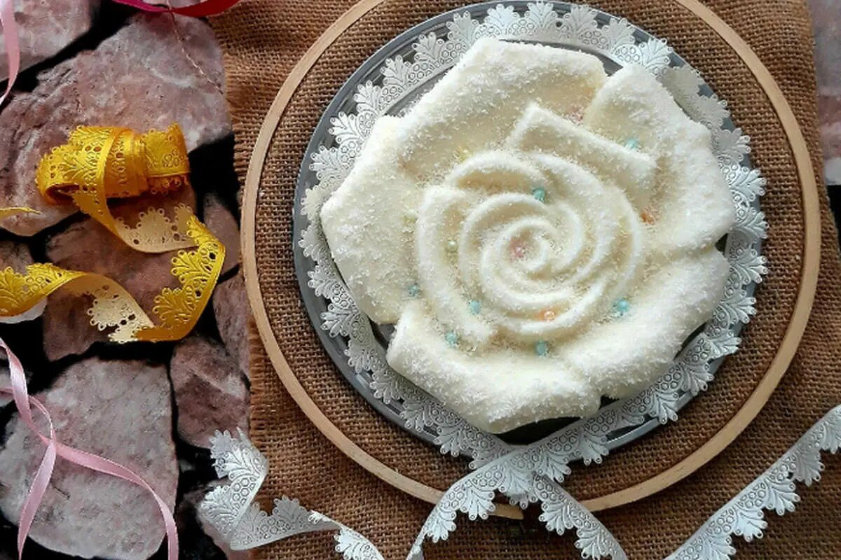 چگونه با کمترین مواد اولیه دسر برفی درست کنیم؟