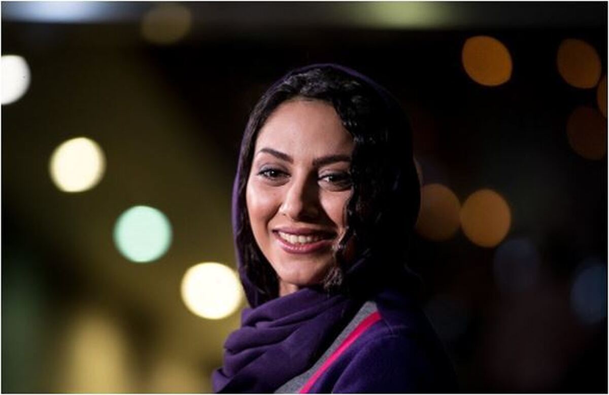 استایل جسورانه و شیک مونا فرجاد در یک مراسم هنری مهم مورد بحث قرار گرفت+عکس