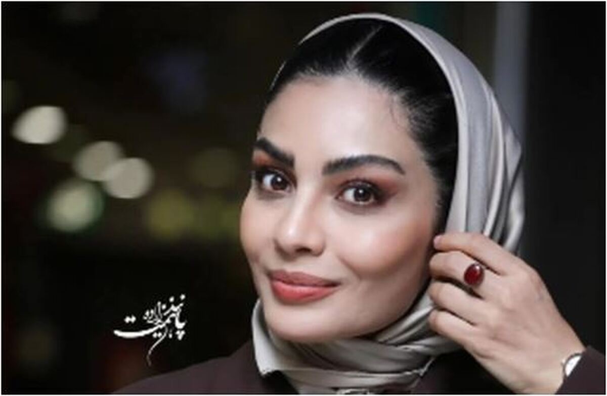 پرتره دیدنی صحرا اسداللهی با منظره گل‌های نیلوفر در یک طبیعت زیبا