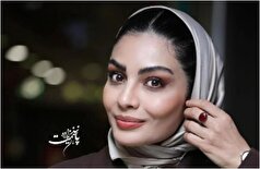 پرتره دیدنی صحرا اسداللهی با منظره گل‌های نیلوفر در یک طبیعت زیبا