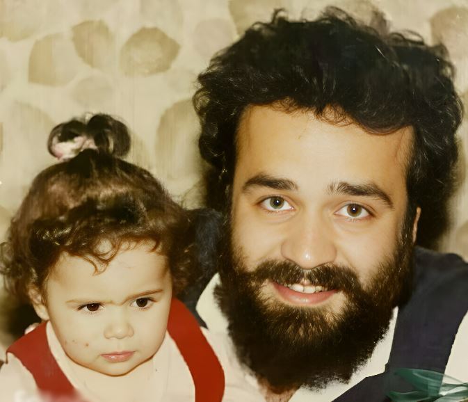 قابی زیرخاکی از ملیکا شریفی نیا در دوران کودکی در آغوش پدرش/چقدر بامزه بوده!