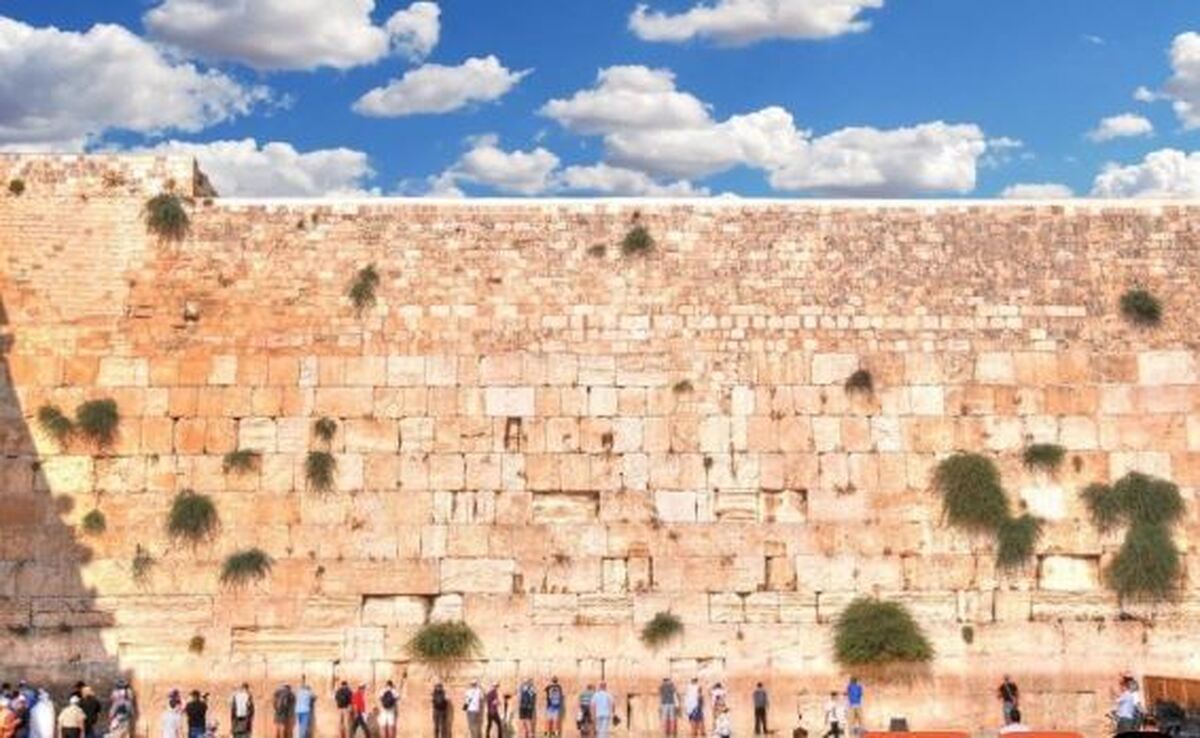 نگاهی به تاریخچه دیوار ندبه و دلیل اهمیت آن برای مسلمانان و یهودیان