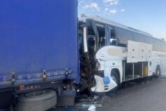 مصدوم شدن ۲۱ نفر در پی تصادف اتوبوس با تریلی