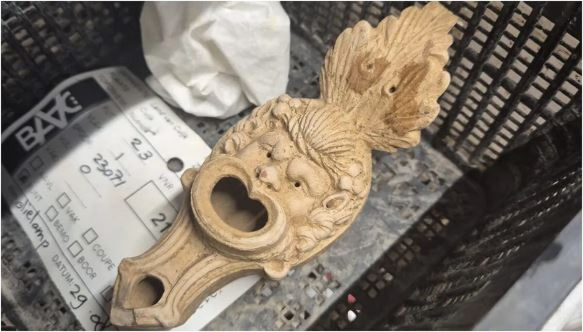 کشف یک چراغ روغنی با طرحی عجیب در گورستان ۱۹۰۰ ساله روم باستان