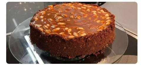 کیک اسنیکرز با روکش کاراملی؛ یک ایده محشر برای مهمانی‌های دوستانه