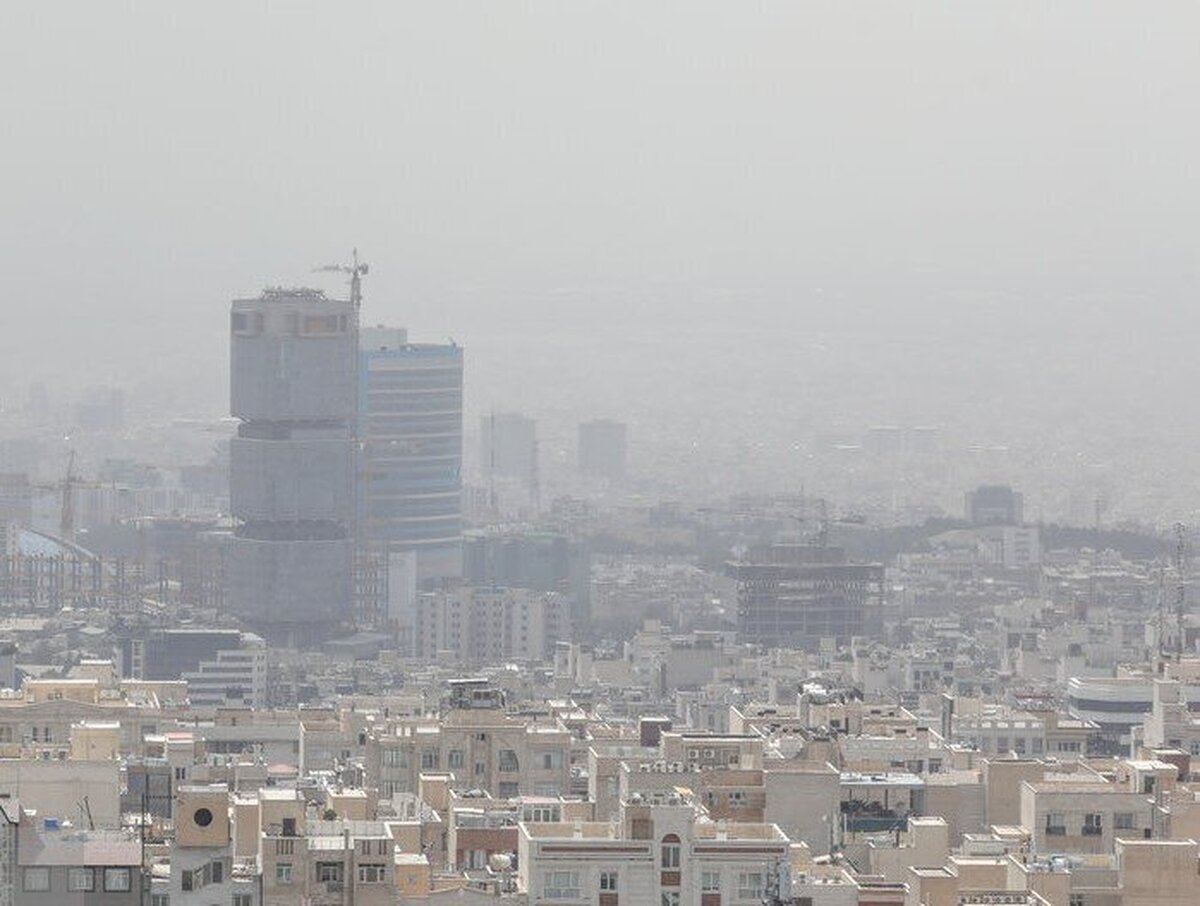 گرد و خاک آسمان تهران را می‌پوشاند