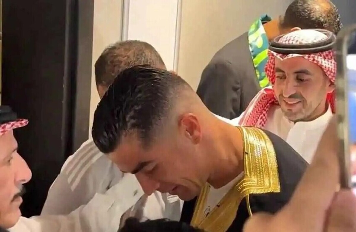 ویدئو| «با یک بوسه و یک لبخند» ... کریستیانو رونالدو لباس عربی «بِشت» به تن دارد