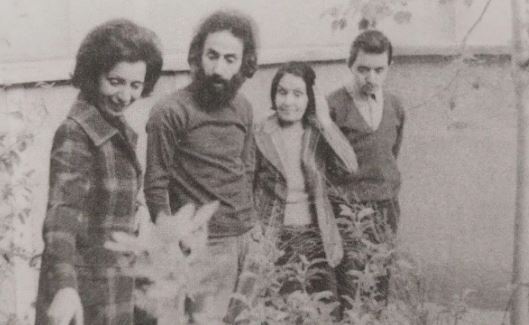 عکس نوستالژی از جمع گرم و خانوادگی سهراب سپهری با استایل دیدنی