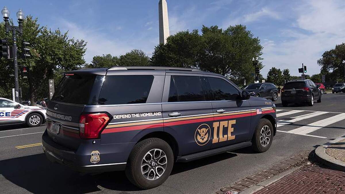 اداره گمرک آمریکا ممکن است ۱۰۰ میلیون دلار برای خودرو‌های شاسی‌بلند جهت عملیات دستگیری مهاجران هزینه کند.