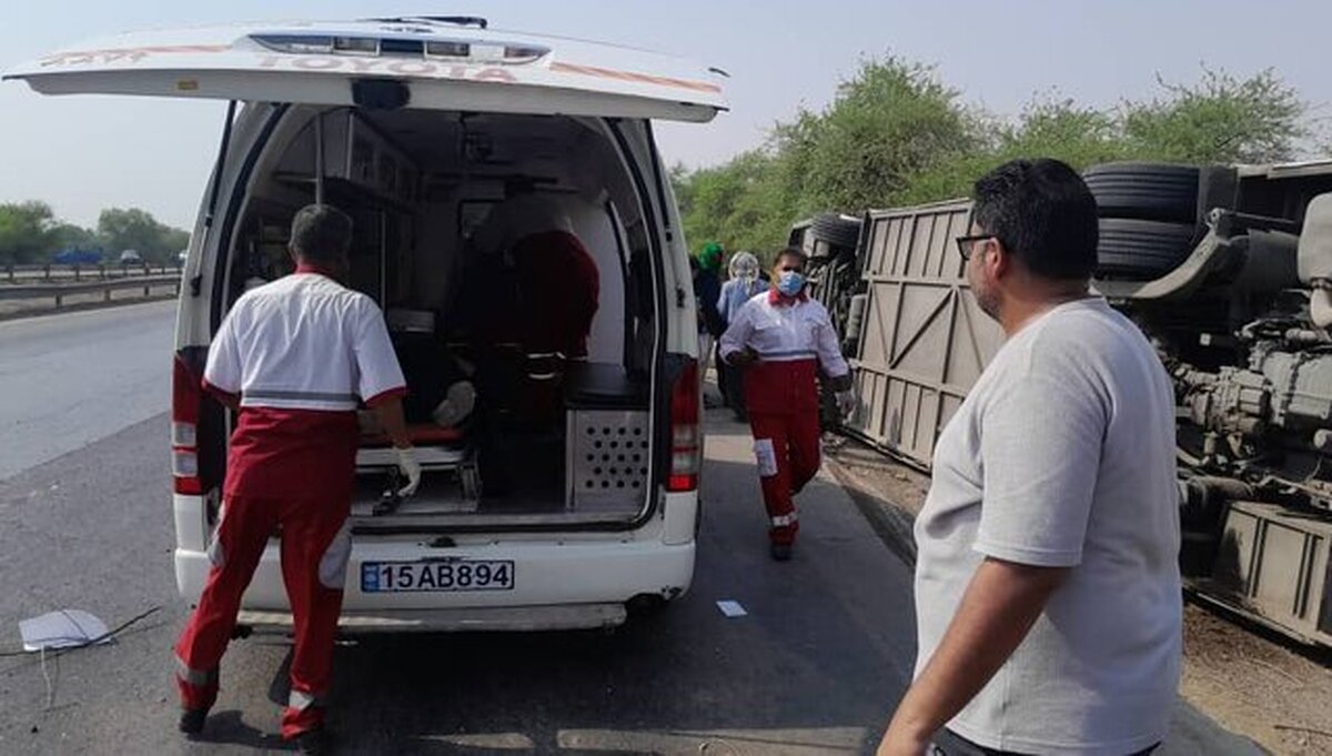 واژگونی اتوبوس در محور شوش ـ اهواز/ اعزام ۶ تیم هلال‌احمر به محل حادثه