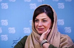 کودکی سیما تیرانداز در حال فوت کردن شمع تولد/خانم بازیگر با مو‌های کوتاه پسرانه