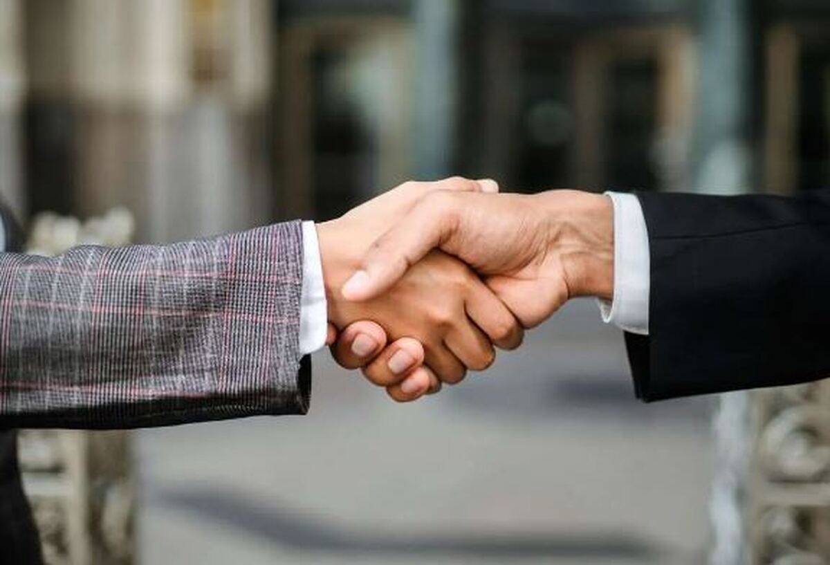 دست دادن شما احساسات شما را بیان می‌کند