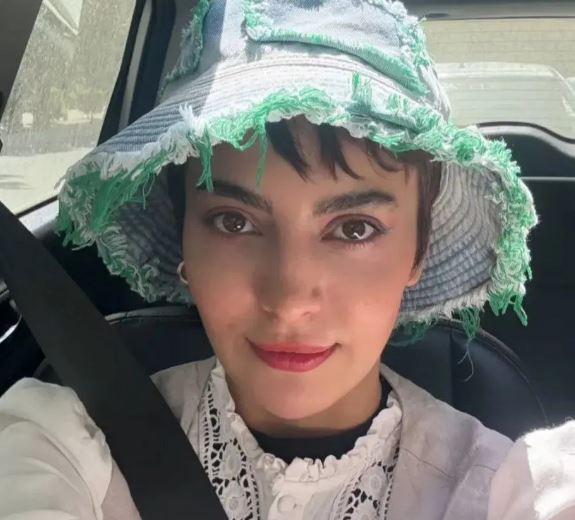 کلاه خفن مهشید جوادی در یک سلفی ماشینی جلب توجه کرد