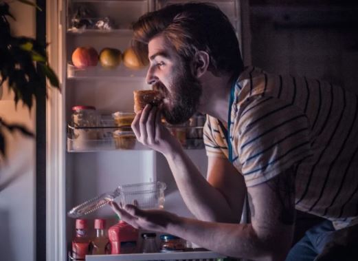 هوس غذایی شبانه از گرسنگی نشات نمی‌گیرد!
