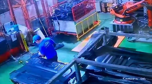 روایتی از یک واقعیت ترسناک؛ وقتی ربات‌ها علیه سازندگان خود دست به شورش می‌زنند
