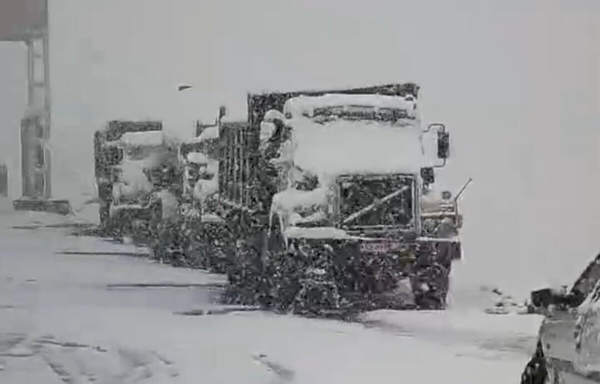 نیرو‌های امدادی خانوار عشایری گرفتار در برف را نجات دادند
