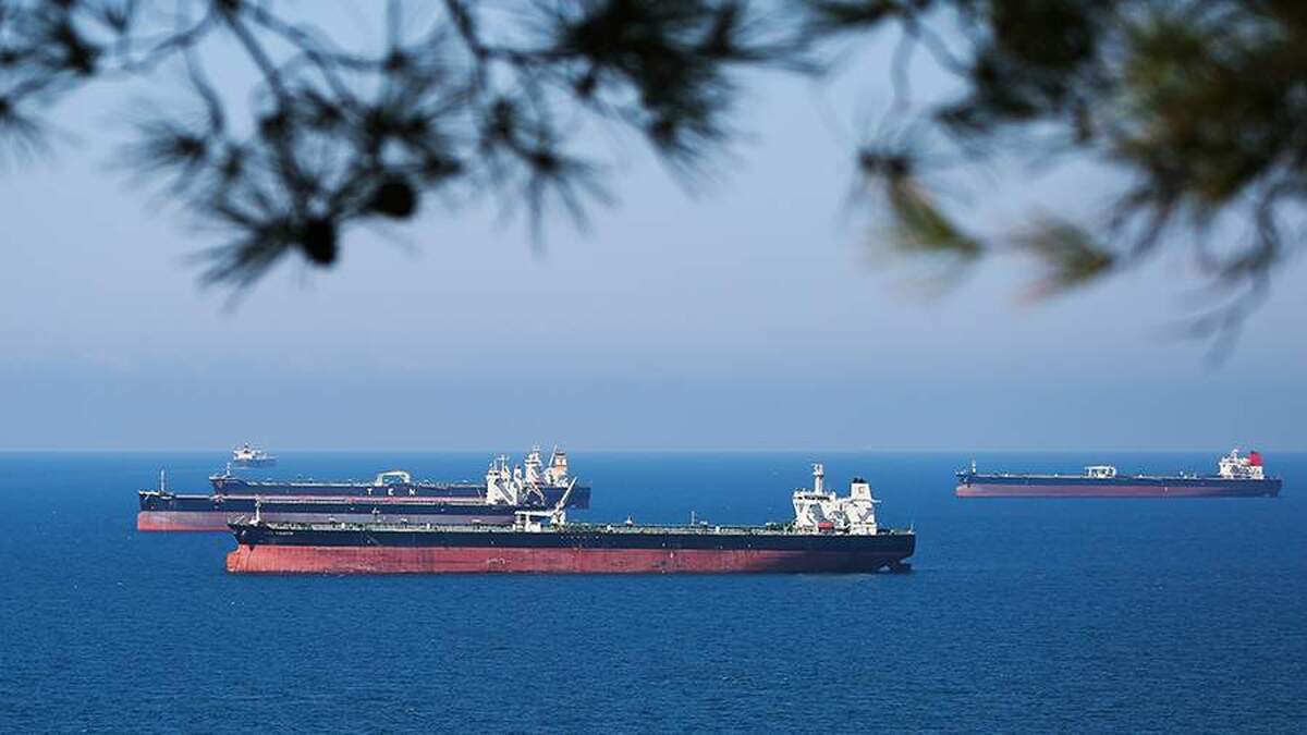 یک کارشناس علوم سیاسی، حادثه مربوط به توقف یک نفتکش در سواحل فرانسه را تحریک‌آمیز خواند.