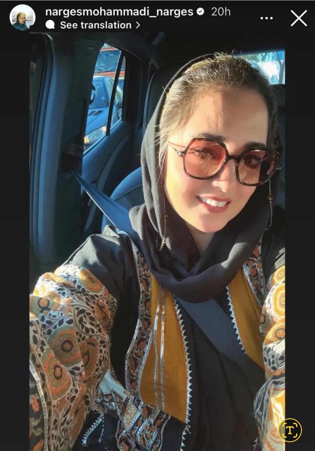سلفی ماشینی نرگس محمدی با لباس شلوغ پلوغ زرد رنگ!
